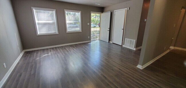 Foto del edificio - Large Ranch Home with Garage - Section 8 A...