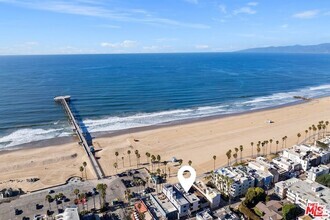 Building Photo - 3007 Ocean Front Walk