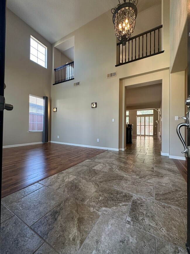 Building Photo - Gorgeous 5 Bedroom 2.5 Bath in gated Disco...