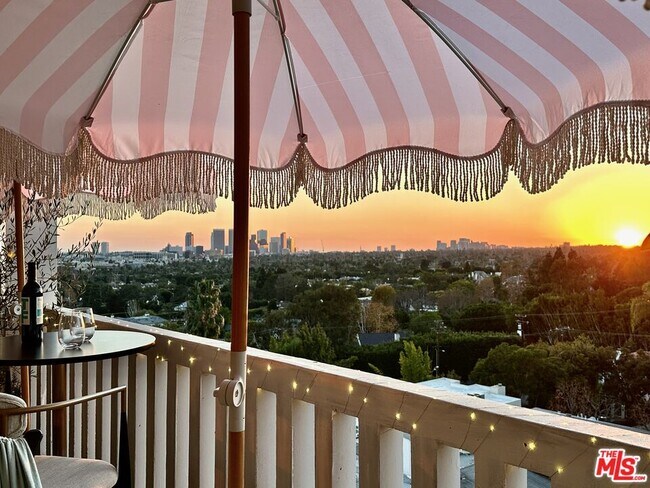 Foto del edificio - 999 N Doheny Dr