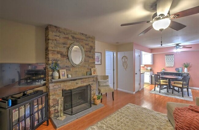 Building Photo - 450 Woodside Trl