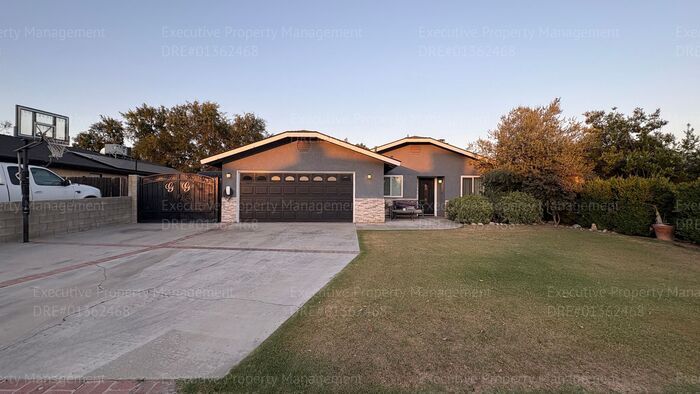 3 bedroom 2 bathroom home with pool and near shopping centers.