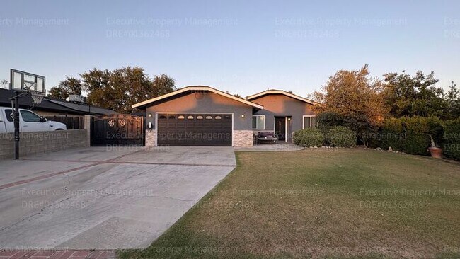 Foto del edificio - 3 bedroom 2 bathroom home with pool and near shopping centers.