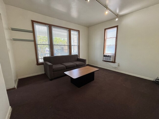Building Photo - 524 S Forest Ave