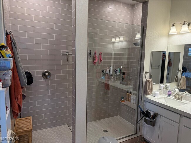 Foto del edificio - 815 Eaton Fls St