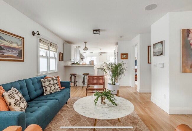 Building Photo - 825 Superba Ave
