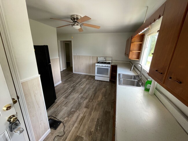 Building Photo - 1108 N Leland Ave