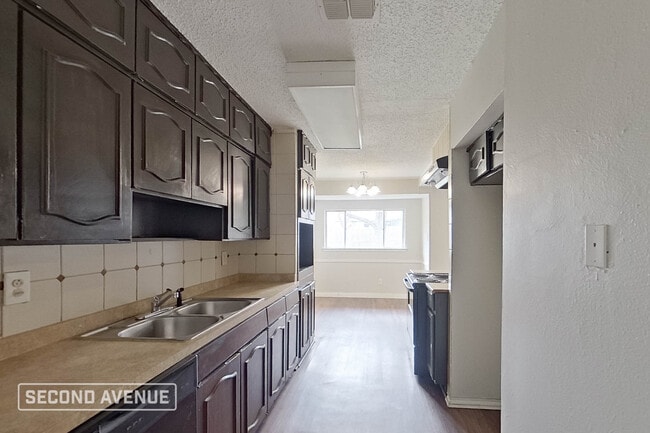 Building Photo - 2810 Plaza St