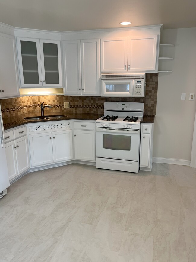 Cocina - 632 N Superior St