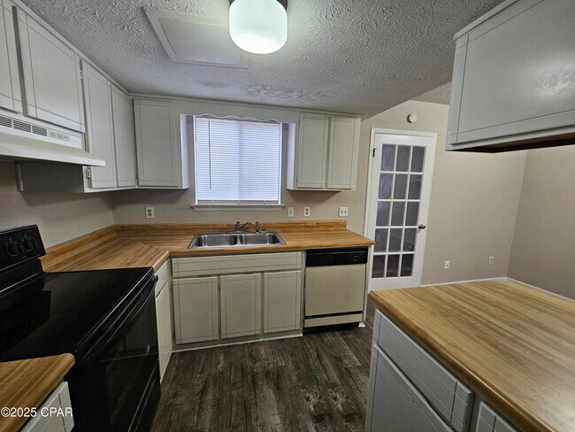 Foto del edificio - 6405 Lenawee St