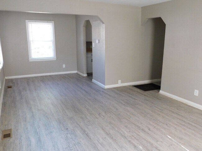 Building Photo - 2-bedroom, 1-bathroom duplex located in Wi...