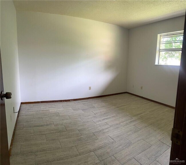 Foto del edificio - 2421 W Tamarack Ave