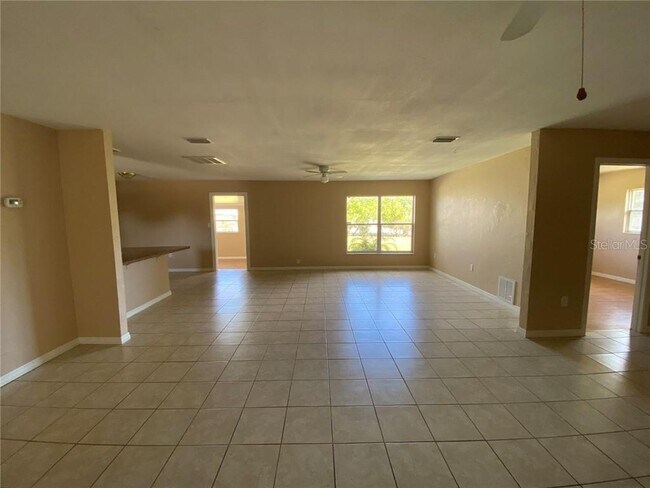 Foto del edificio - 22094 Kimble Ave