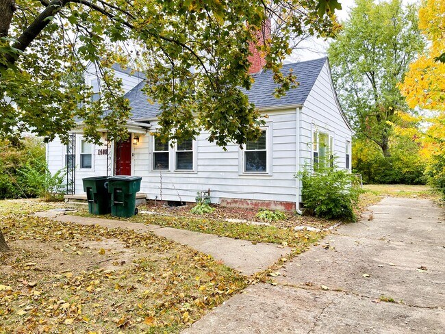 Building Photo - Large Backyard