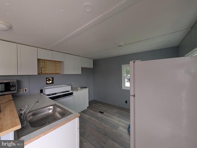 Building Photo - 129 Santilli Rd