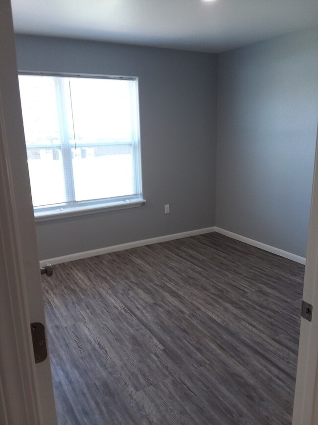 Building Photo - Small Efficient One Bedroom