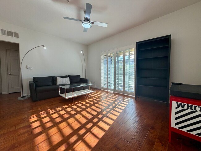 Foto del edificio - 2291 W Horizon Ridge Pkwy