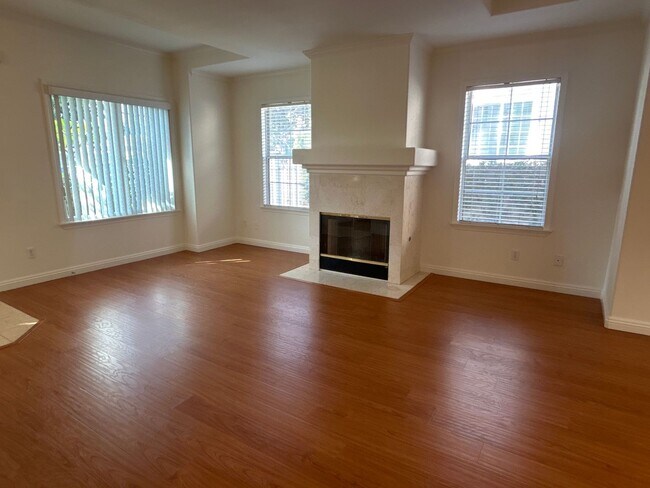 Building Photo - Cozy 2-bedroom Suites Condo in the most de...