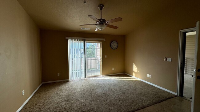 Building Photo - Beautiful top floor 3 bedroom 2 bath condo...