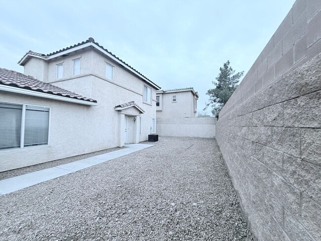 Building Photo - LOVELY UPDATED TOWNHOME
