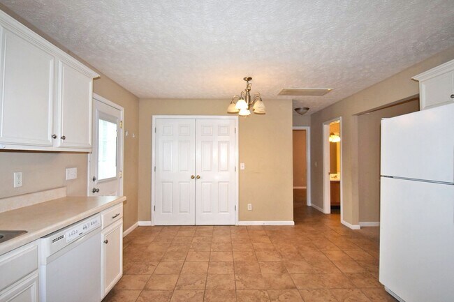 Building Photo - Wonderful spacious 3BR/2.5BA w/garage, fen...