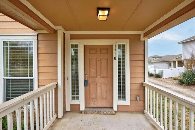 Foto del edificio - 1710 Sand Hills Dr
