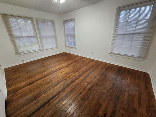 Foto del edificio - 3 Bed 2 Bath in Hyde Park with Huge Yard