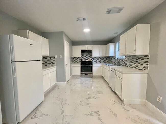 Building Photo - 13727 Wood River Dr