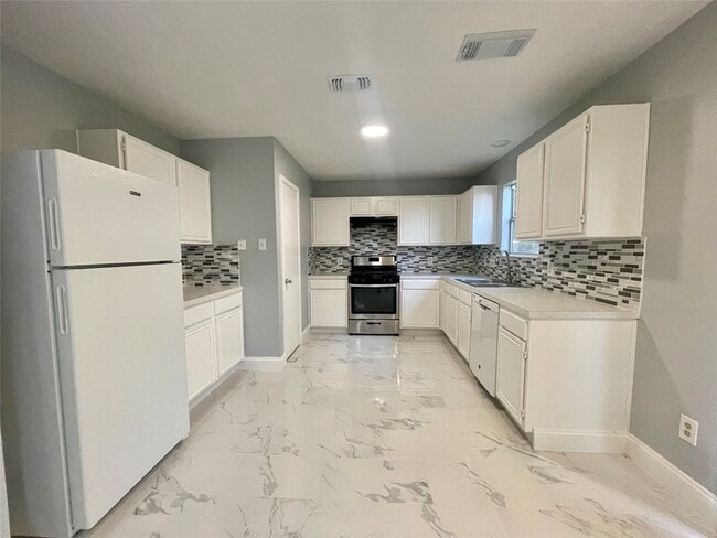 Foto del edificio - 13727 Wood River Dr