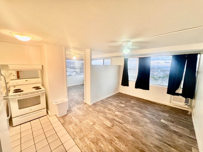 Building Photo - Five Regents/1 BD/1 BA/1 PK