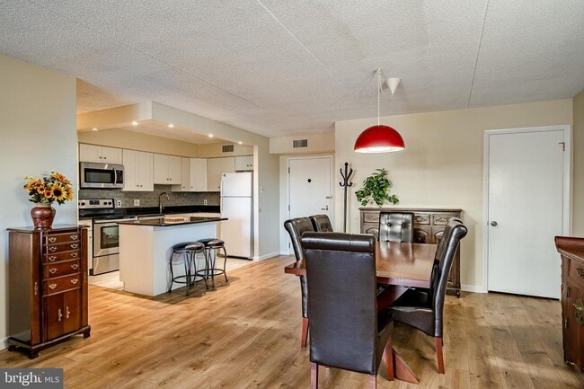 Building Photo - 10218 Valley Forge Cir