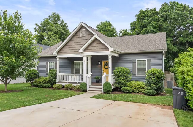 Foto del edificio - Modern 3-Bedroom Home in Greenville