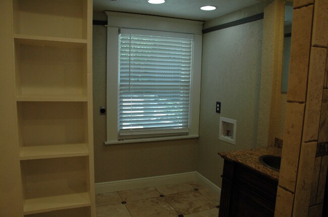 Building Photo - 910 E Broad St