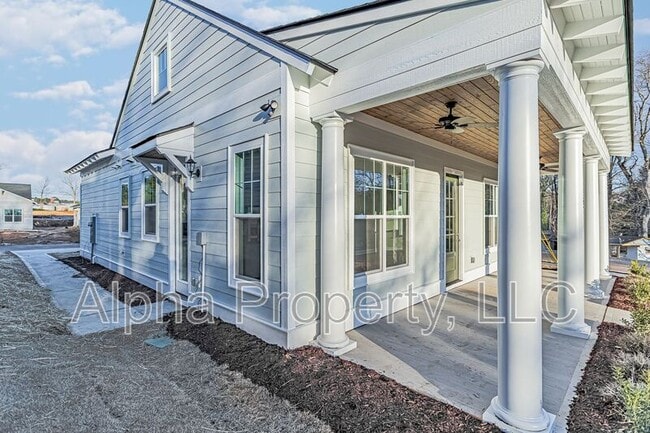 Building Photo - 113 Hemlock Dr