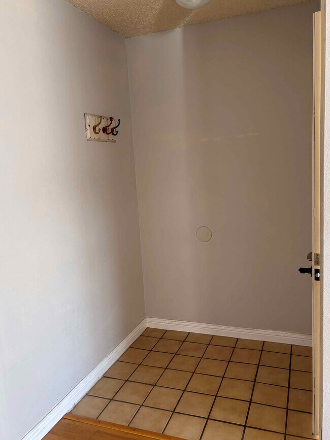 Building Photo - 5075 Valley Crest Dr