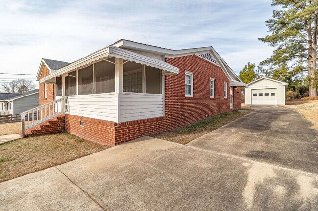 Foto del edificio - Newly Renovated Brick Ranch! Convenient Goldsboro location close to US Hwy 117/US Hwy 70!