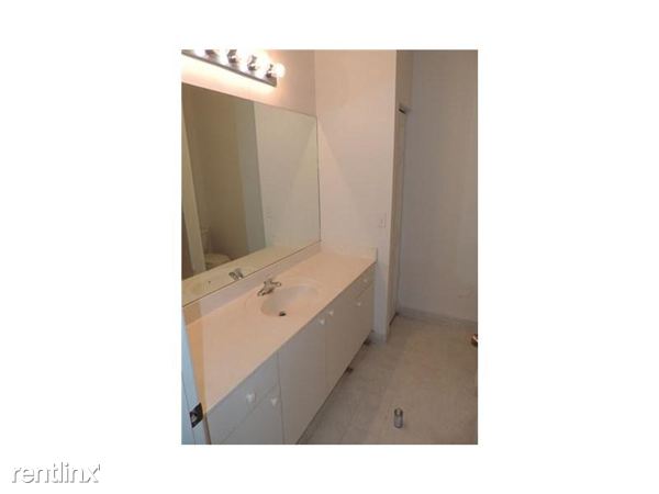 Building Photo - 372 NE 26th Pl