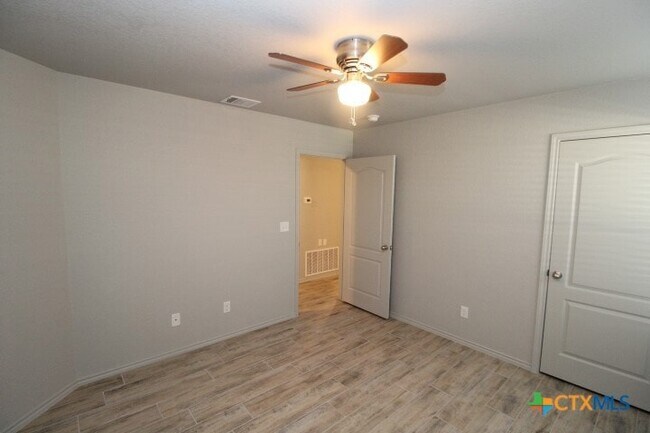 Building Photo - 131 Cameron Dr