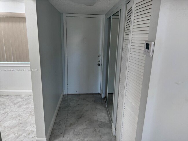 Foto del edificio - 3571 Inverrary Dr