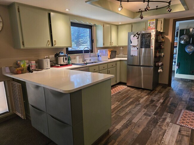 Building Photo - Furnished, 1-Year Long-Term Rental