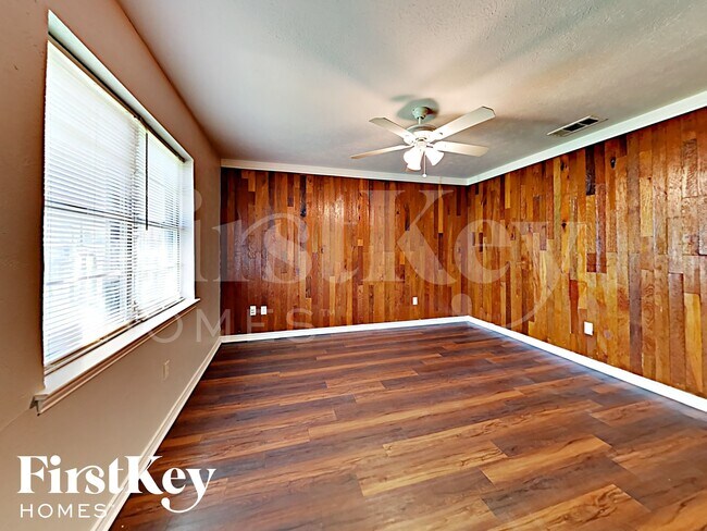 Foto del edificio - 213 E 5th St