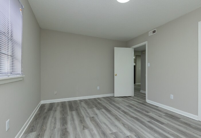 Building Photo - 180 S Pine Lake Dr