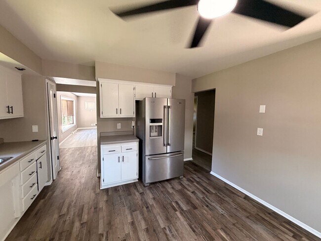 Building Photo - 3 Bed/1 Bath Home with Garage Parking!!