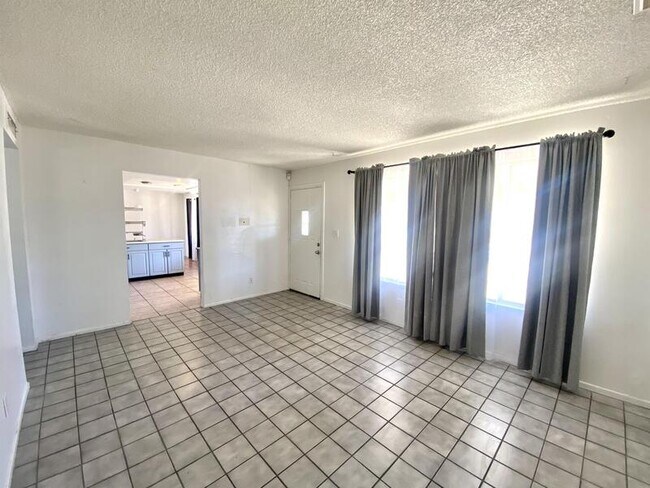 Building Photo - 8820 W Glenrosa Ave