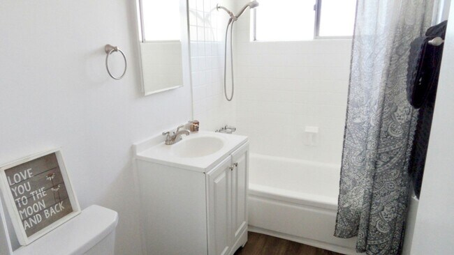 Building Photo - Large Remodeled Upstairs One bedroom