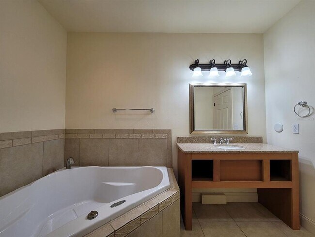 Building Photo - 2780 Bella Vista Dr