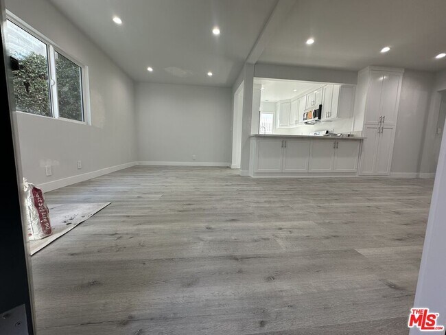 Foto del edificio - 8360 Blackburn Ave