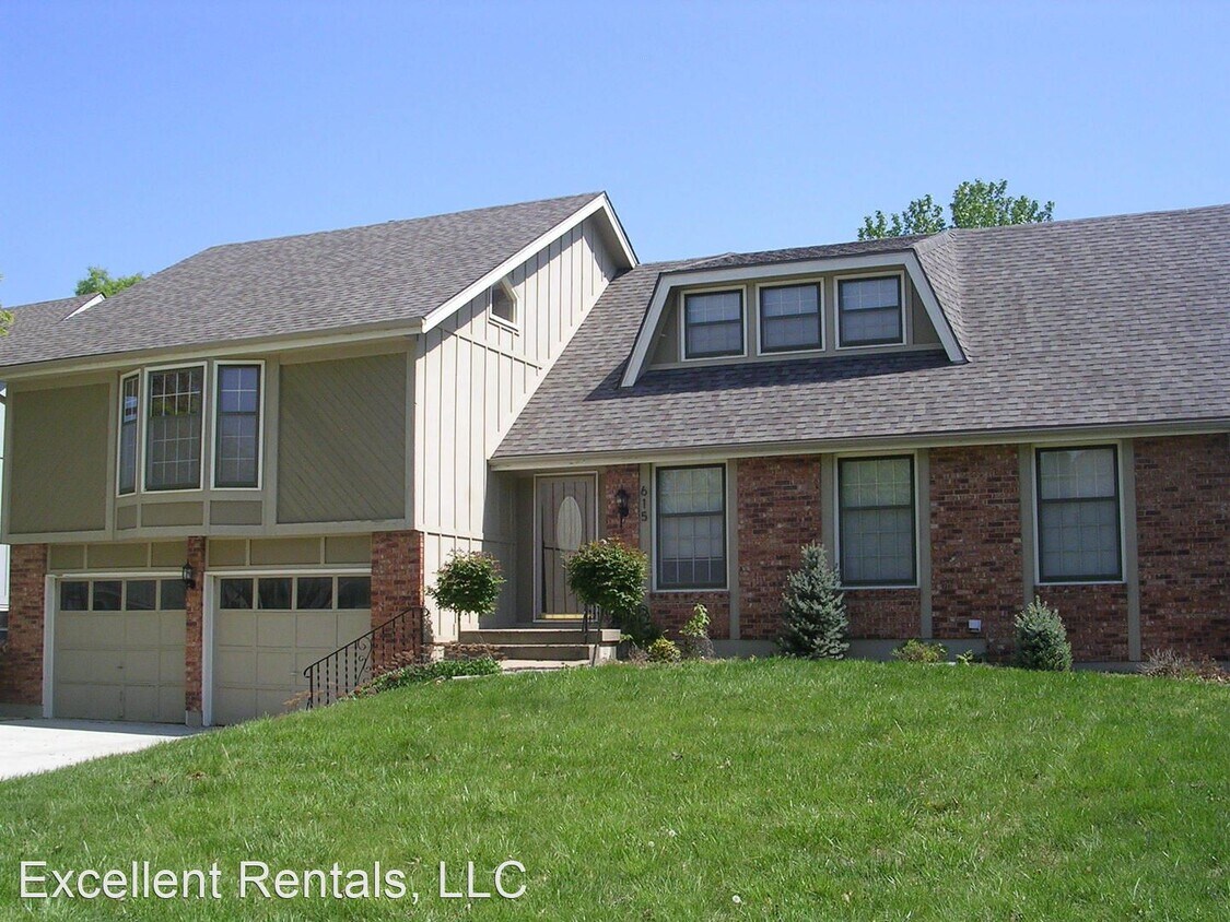 Primary Photo - 4 br, 2.5 bath House - 615 NE Clubhouse Drive