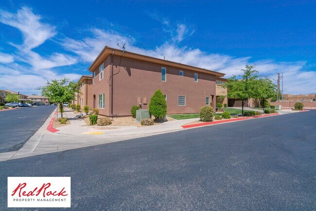 Foto del edificio - DOG-FRIENDLY 4 Bedroom Townhome with INTER...