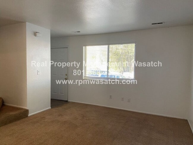 Foto del edificio - 671 Candlelite Ln